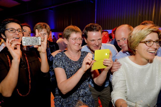 Hypnotiseur verbaast en entertaint klanten Stumaco met hypnose act