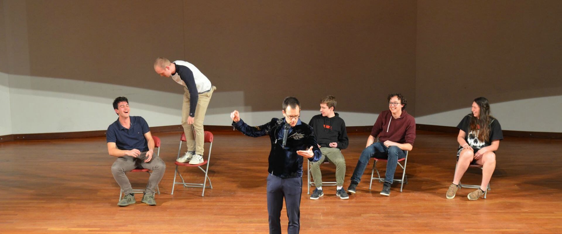 Showhypnotiseur hypnotiseert burgerlijk ingenieur studenten tijdens hypnoseshow - The Charming Thief